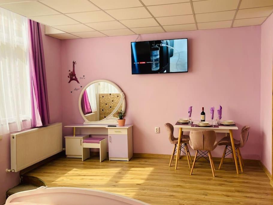 Lavender Luxury Apartment Орадеа Екстериор снимка