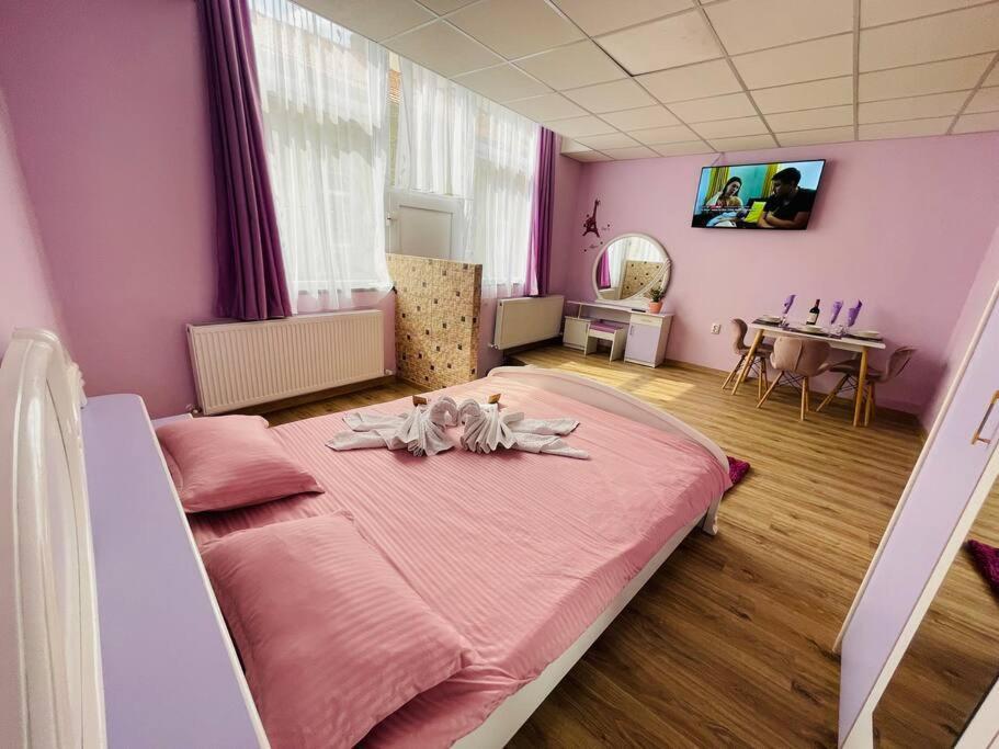 Lavender Luxury Apartment Орадеа Екстериор снимка