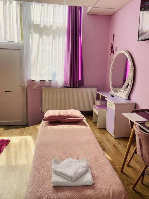 Lavender Luxury Apartment Орадеа Екстериор снимка